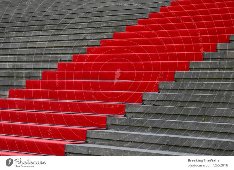 Roter Teppich über Betontreppe Perspektive Design Feste & Feiern Architektur Treppe Stein grau rot steigen Veranstaltung Festakt festlich formal Element