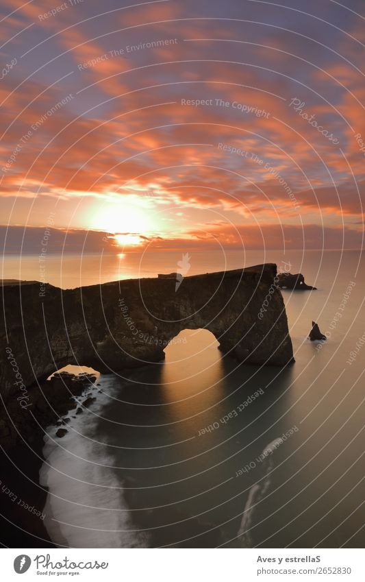 Klippe und Bogen von Dyrhólaey, Island Natur Landschaft Urelemente Erde Luft Wasser Wolkenloser Himmel Horizont Sonnenaufgang Sonnenuntergang Klima Hügel Felsen