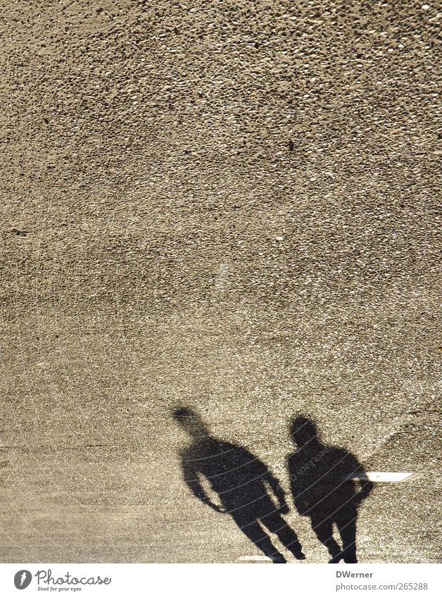 Schattenjäger Mensch maskulin Junger Mann Jugendliche Erwachsene Freundschaft Paar 2 Sommer Schönes Wetter Stadt Straße Wege & Pfade Stein glänzend gehen laufen