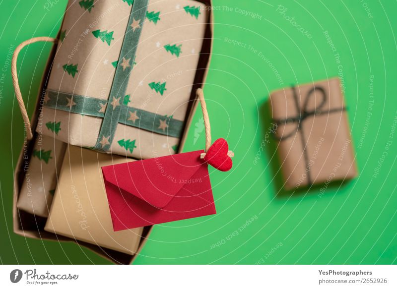 Papiertasche mit Weihnachtsgeschenken und rotem Umschlag. Feste & Feiern Weihnachten & Advent Verpackung Fröhlichkeit grün Überraschung Tradition obere Ansicht