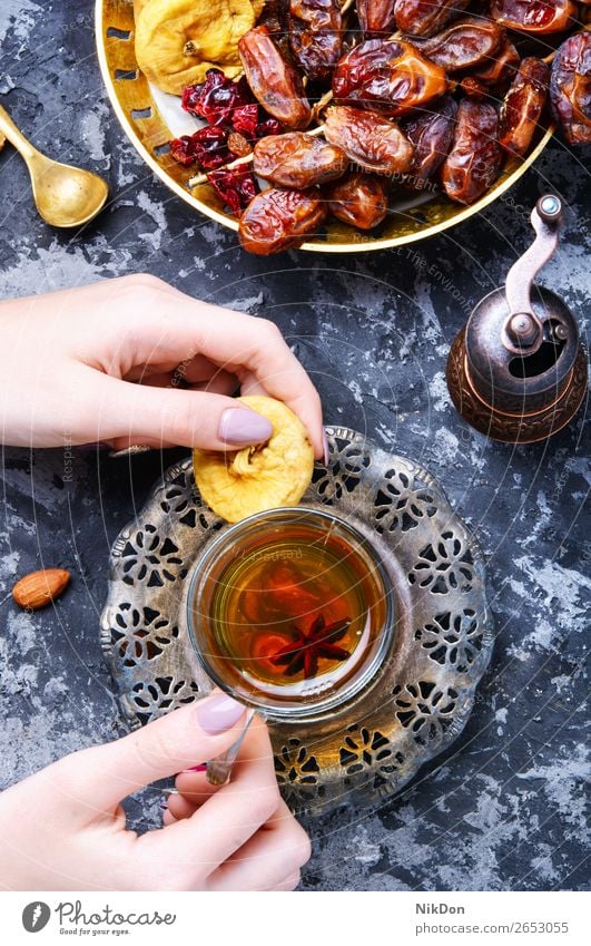Tasse türkischer Tee Orientalisch Hand trinken Feige Früchte Gesundheit Teekanne Osten heiß Topf Getränk Chinesisch asiatisch Kraut Asien Tisch Östlich arabisch