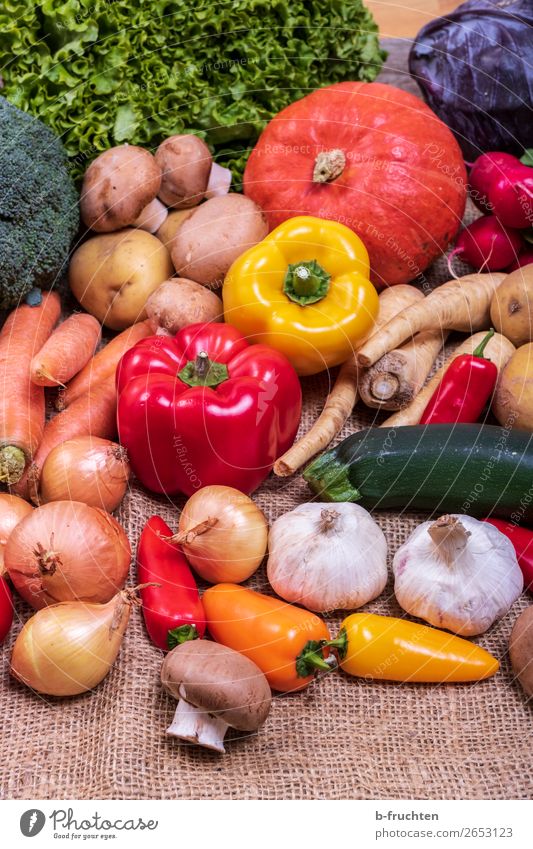frisches Gemüse Salat Salatbeilage Bioprodukte Vegetarische Ernährung Gesunde Ernährung Gesundheit mehrfarbig Vielfältig Verschiedenheit Gemüsemarkt Ernte