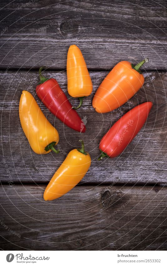 Spitzpaprika, Snackpaprika Lebensmittel Gemüse Picknick Bioprodukte Vegetarische Ernährung Slowfood Gesunde Ernährung Holz wählen gelb orange rot genießen