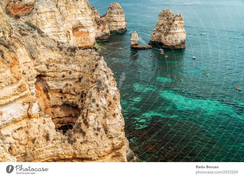 Felsen, Klippen und Meereslandschaft an der Lagos Bay Coast in Algarve, Portugal Natur Golfloch Höhle Landschaft Strand Stein Bogen Fenster Aussicht schön