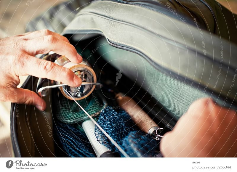 Rute zück' Freizeit & Hobby Angeln Mensch maskulin Mann Erwachsene Hand Finger 1 Tasche authentisch Angler Angelrute Spule Zubehör Vorbereitung Farbfoto