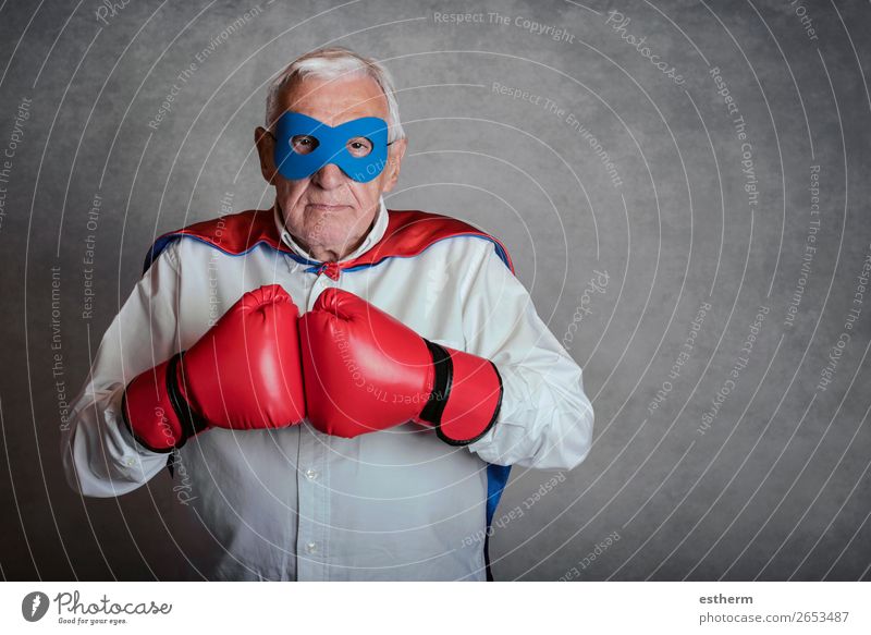 älterer Mann mit Boxhandschuhen auf grauem Hintergrund Lifestyle Spielen Abenteuer Freiheit Feste & Feiern Jahrmarkt Erfolg Ruhestand Mensch maskulin