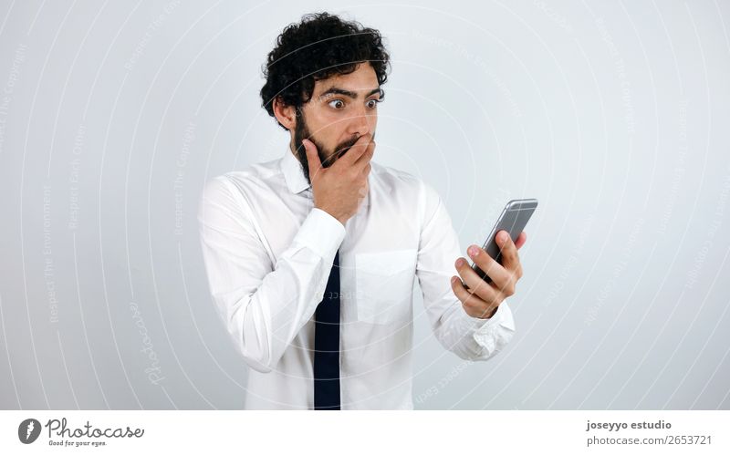 Geschäftsmann mit Handy in der Hand erstaunt Vollbart Business Telefongespräch Mitteilung Ausdruck Gesicht vergessen Internet Blick Mann Panik Problematik