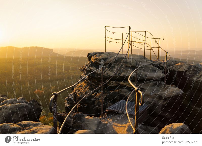 goldener Abend Umwelt Natur Landschaft Himmel Wolkenloser Himmel Horizont Sonnenlicht Herbst Schönes Wetter Felsen Berge u. Gebirge Gipfel leuchten wandern gelb