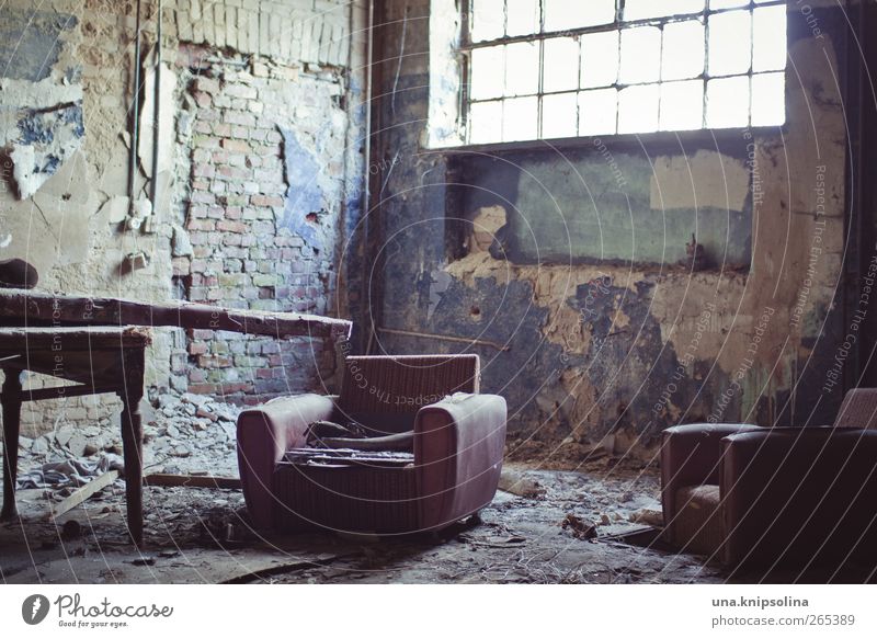 sitzmöbel Möbel Sessel Tisch Raum Ruine Mauer Wand Fenster alt dreckig kaputt chaotisch Verfall Vergangenheit Zerstörung verfallen Farbfoto Gedeckte Farben