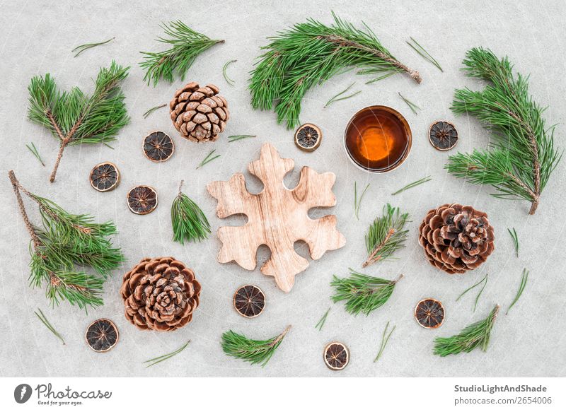 Weihnachtsdekoration mit Pinienzweigen und Teetasse Stil Winter Dekoration & Verzierung Weihnachten & Advent Natur Pflanze Wärme Baum Beton Holz Ornament
