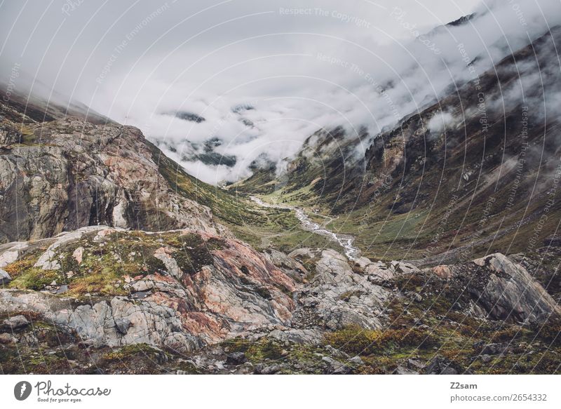 Blick Richtung Mittelberg AT | E5 Abenteuer wandern Umwelt Natur Landschaft Wolken Klima Klimawandel schlechtes Wetter Nebel Felsen Alpen Berge u. Gebirge
