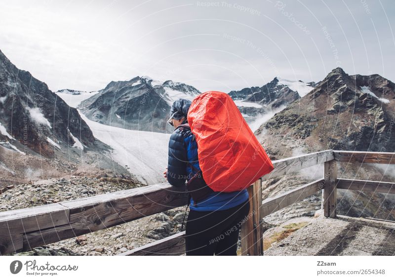 Frau mit Blick auf den Pitztaler Gletscher | E5 Ferien & Urlaub & Reisen wandern Mensch Natur Landschaft Alpen Berge u. Gebirge Gipfel Hütte Jacke Sonnenbrille