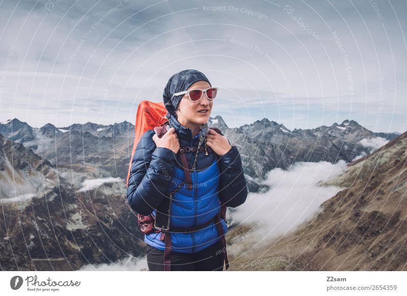 Junge Frau auf dem Gipfel des Pitztaler Jöchl | E5 Ferien & Urlaub & Reisen Abenteuer Expedition wandern Jugendliche 18-30 Jahre Erwachsene Natur Landschaft