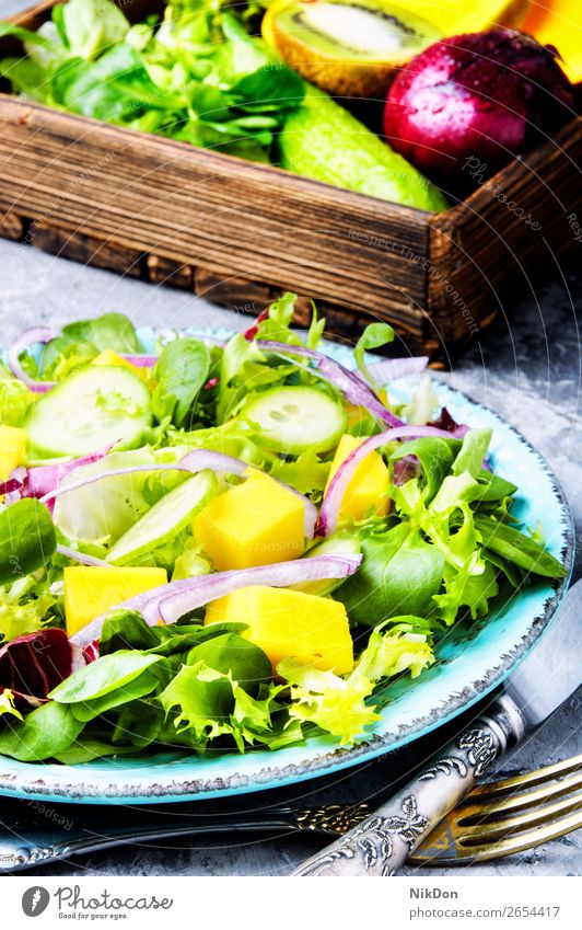 Vegetarischer Salat mit Gemüse und Mango Salatbeilage Frühling grün Vitamin Blatt Kraut frisch Lebensmittel Gesundheit Diät Vegetarier Teller Rucola natürlich