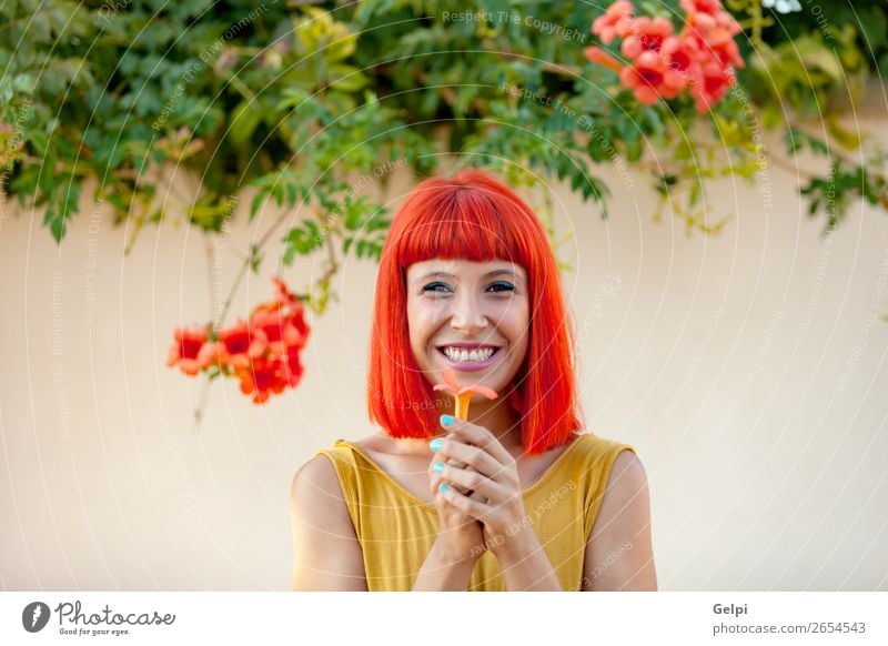Glückliche Frau mit rotem Haar und gelbem Kleid Lifestyle Stil Freude schön Haare & Frisuren Gesicht Wellness Sommer Mensch Erwachsene Natur Pflanze Blume Park