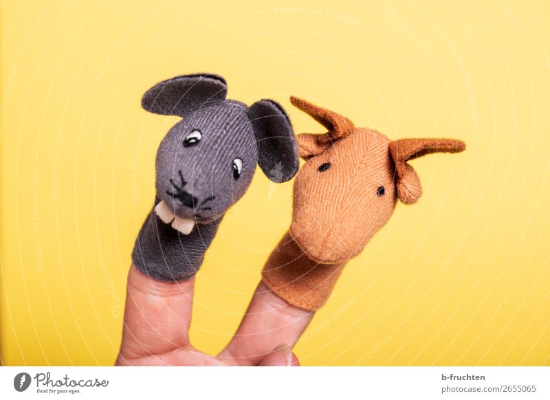 wir zwei Spielzeug Puppe Kitsch Krimskrams festhalten Spielen gelb Fingerpuppe Maus Pferd 2 Tierpaar paarweise Freude Theater Farbfoto Studioaufnahme