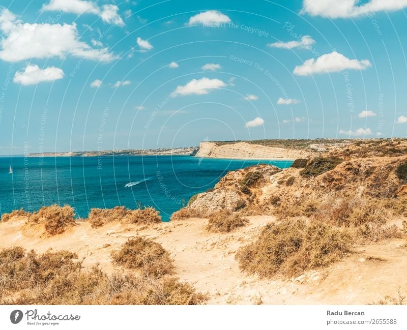 Meereslandschaft mit Felsen und Klippen an der Lagos Bay Coast in Algarve, Portugal Natur Golfloch Höhle Landschaft Strand Stein Bogen Fenster Aussicht schön