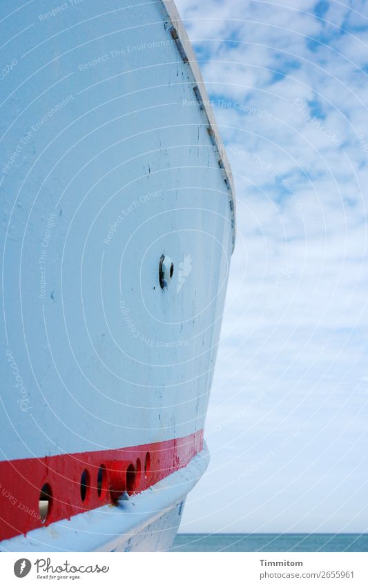 Bootsrumpf mit Wolken Ferien & Urlaub & Reisen Umwelt Natur Urelemente Luft Wasser Himmel Nordsee Dänemark Fischerboot Schiffsrumpf ästhetisch einfach blau rot