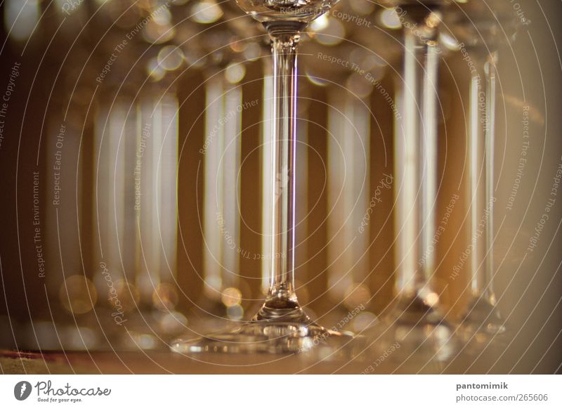 Glasabgas Getränk Alkohol Wein Restaurant Bar Cocktailbar Farbfoto Nahaufnahme Detailaufnahme Kunstlicht Reflexion & Spiegelung Starke Tiefenschärfe