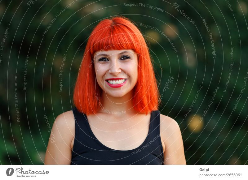 Aufgeregte Frau mit roten Haaren, die das Leben bereichert. Lifestyle schön Körper Gesicht Wellness ruhig Ferien & Urlaub & Reisen Freiheit Sommer Mensch