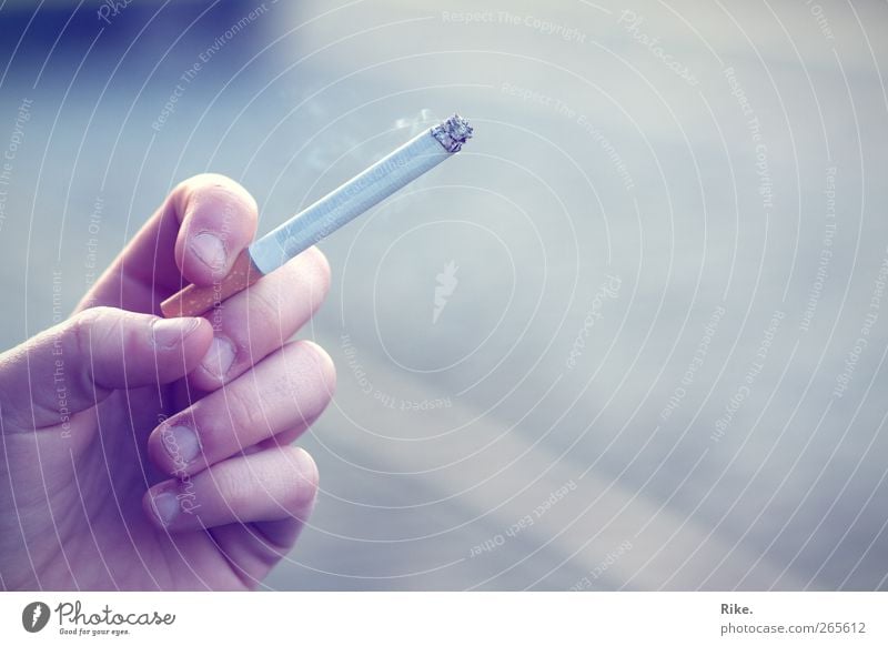 Blauer Dunst. Lifestyle Rauchen Mensch Erwachsene Hand Finger 1 18-30 Jahre Jugendliche Zigarette Erholung Ekel kalt ruhig Stress Genusssucht Drogensucht