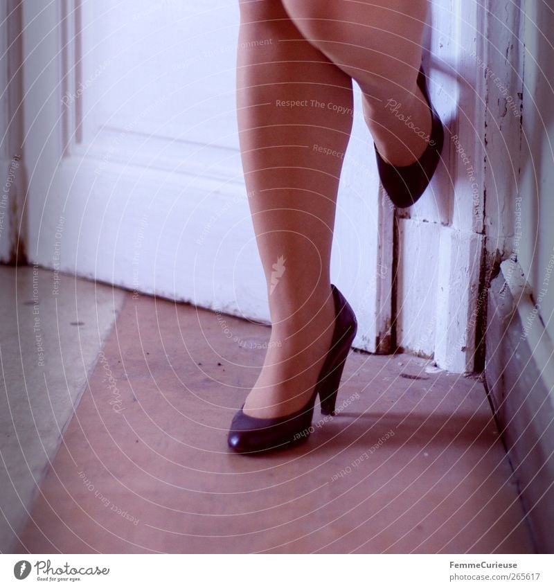 Legs. feminin Junge Frau Jugendliche Erwachsene 1 Mensch 18-30 Jahre ästhetisch elegant Erotik Beine Damenschuhe Schuhabsatz schwarz Strumpfhose Autotür
