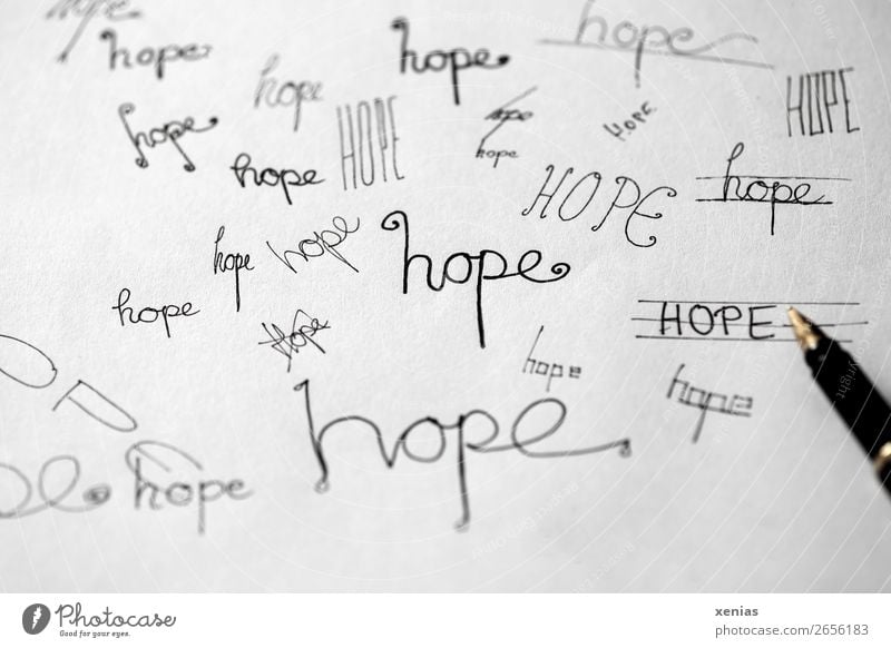 hope, handgeschriebene Varianten mit schwarzer Tinte Füllfederhalter Schriftzeichen schreiben Handschrift gold weiß Gefühle Optimismus trösten Hoffnung