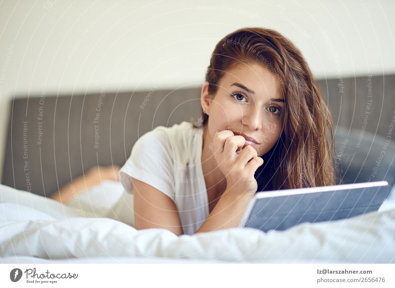 Brünette Frau mit Tablet PC im Bett kaufen Glück schön Schlafzimmer Business Computer Technik & Technologie Internet Erwachsene 1 Mensch brünett Lächeln