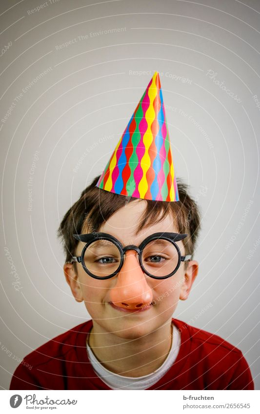 Ein bissl Spass muss sein Freude Party Veranstaltung Feste & Feiern Karneval Jahrmarkt Kind Gesicht Nase 1 Mensch Brille Hut Blick frech Fröhlichkeit lustig