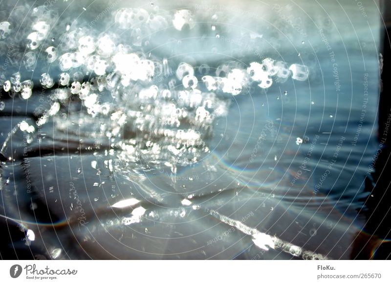 plätscher plätscher Wasser Wassertropfen Sonne Sonnenlicht Stein exotisch glänzend nass blau Pflastersteine Tropfen Farbfoto Außenaufnahme Nahaufnahme