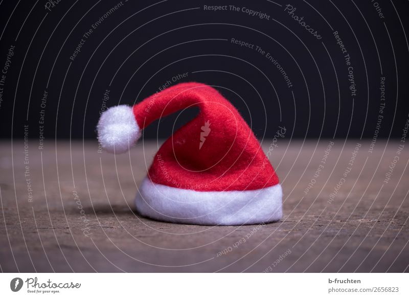 Weihnachtsmütze Raum Feste & Feiern Weihnachten & Advent Mütze stehen dunkel rot Weihnachtsmann Nikolausmütze einzeln verloren Gruß Tischplatte schwarz