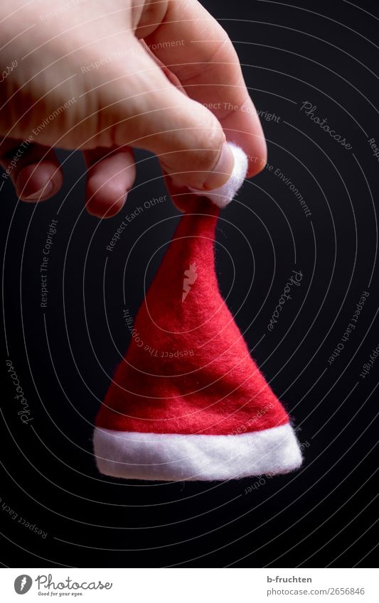 kleine Weihnachtsmütze in der Hand Lifestyle Entertainment Feste & Feiern Weihnachten & Advent Mann Erwachsene Finger Mütze gebrauchen festhalten rot schwarz