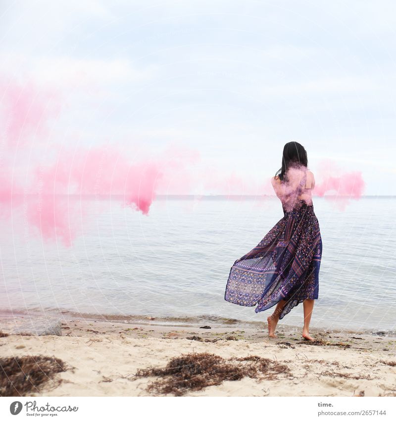 pink steam (IV) feminin Frau Erwachsene 1 Mensch Sand Wasser Himmel Horizont Küste Strand Ostsee Kleid Barfuß schwarzhaarig langhaarig Rauch Rauchzeichen Fackel