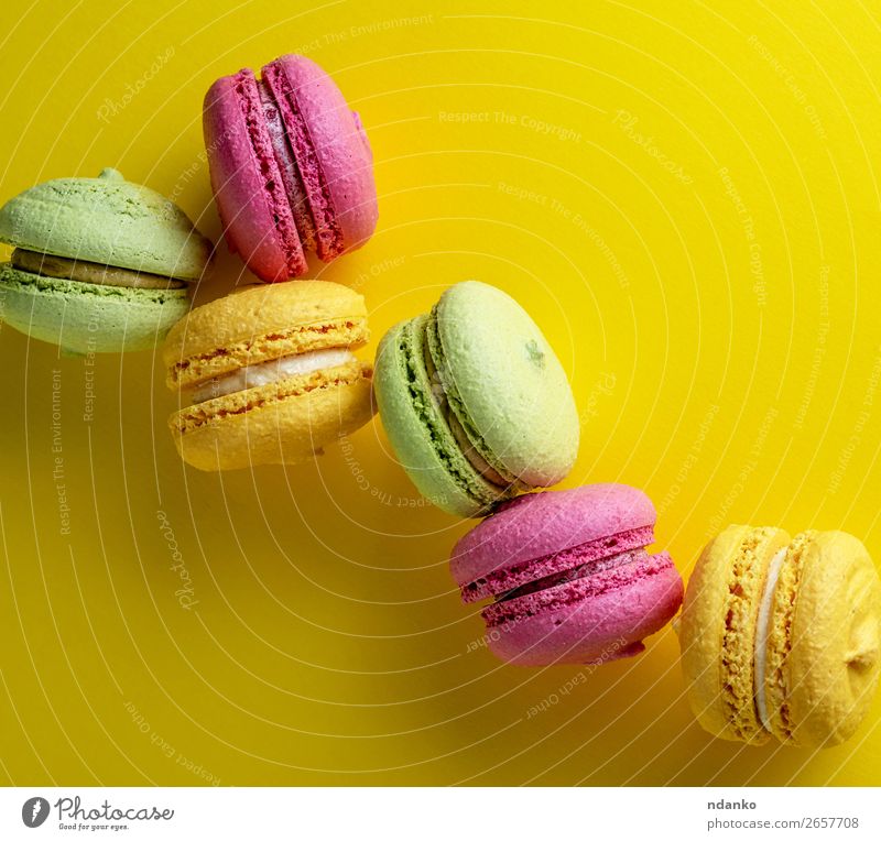 mehrfarbige runde Kuchen Makronen Lebensmittel Dessert Süßwaren Mode lecker oben gelb grün rosa Farbe Macaron farbenfroh Hintergrund Französisch süß bunt