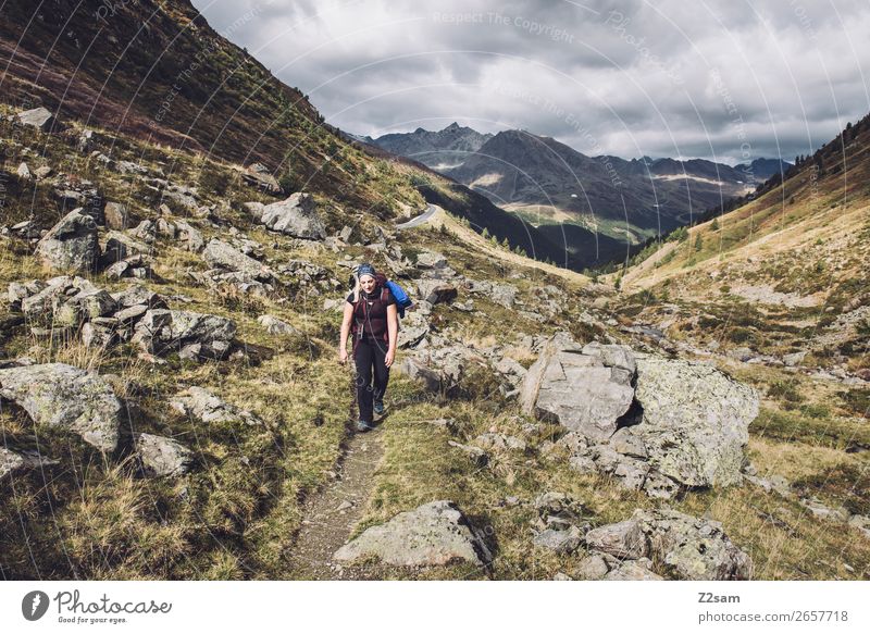 Aufstieg zum Timmelsjoch | E5 wandern Sport Junge Frau Jugendliche Natur Landschaft Herbst Wiese Alpen Berge u. Gebirge Erholung sportlich gigantisch Kraft