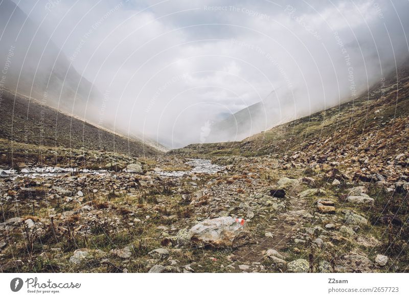 Aufstieg zum Timmelsjoch | E5 wandern Umwelt Natur Landschaft Wolken Klima Klimawandel schlechtes Wetter Nebel Felsen Alpen Berge u. Gebirge bedrohlich
