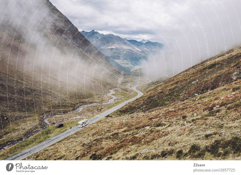 Timmelsjoch Passstraße | E5 Wanderung Abenteuer wandern Umwelt Natur Landschaft Wolken Herbst schlechtes Wetter Nebel Alpen Berge u. Gebirge Straße gigantisch