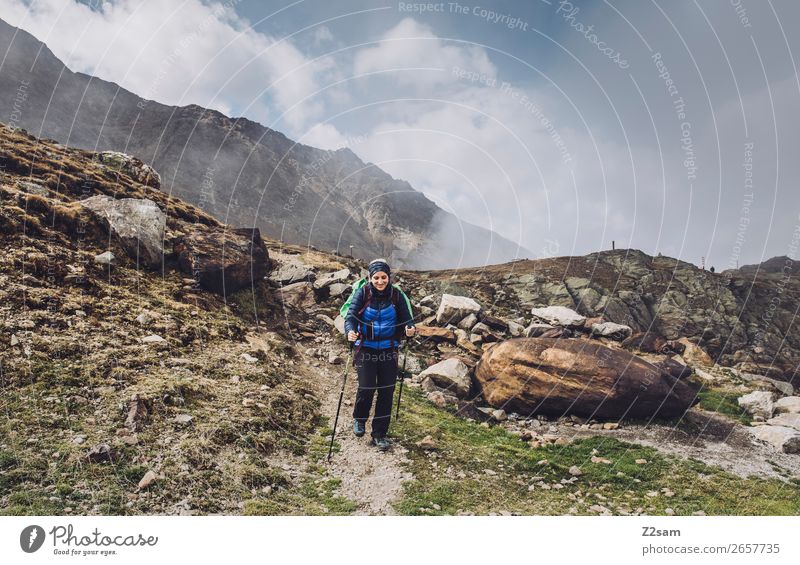Junge Frau beim Abstieg vom Timmelsjoch | E5 Ferien & Urlaub & Reisen Abenteuer wandern Jugendliche Natur Landschaft Wolken Schönes Wetter Alpen