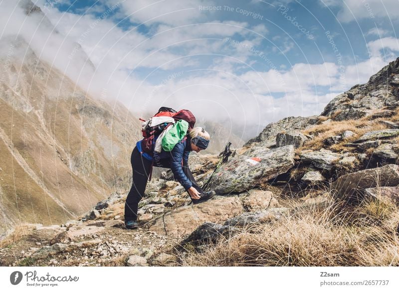 Junge Frau beim Wandern | E5 Freizeit & Hobby Ferien & Urlaub & Reisen Abenteuer wandern Jugendliche Natur Landschaft Wolken Herbst Schönes Wetter Alpen