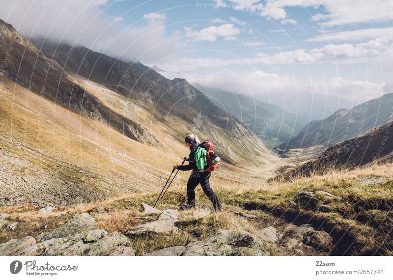 Junge Frau auf Alpenüberquerung | Timmelsjoch E5 Lifestyle Ferien & Urlaub & Reisen Abenteuer Expedition wandern Jugendliche 18-30 Jahre Erwachsene Natur