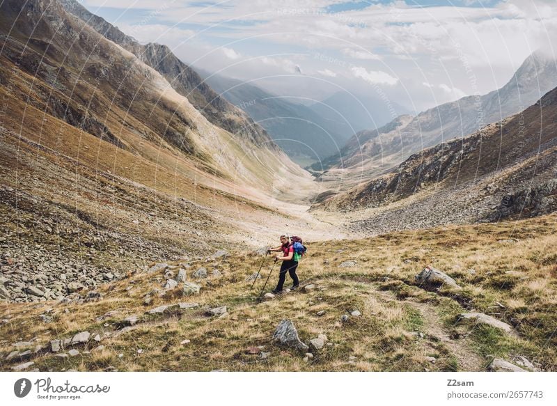 Junge Frau beim Abstieg ins Timmelstal | E5 Freizeit & Hobby Abenteuer wandern Jugendliche 18-30 Jahre Erwachsene Natur Landschaft Himmel Wolken Herbst