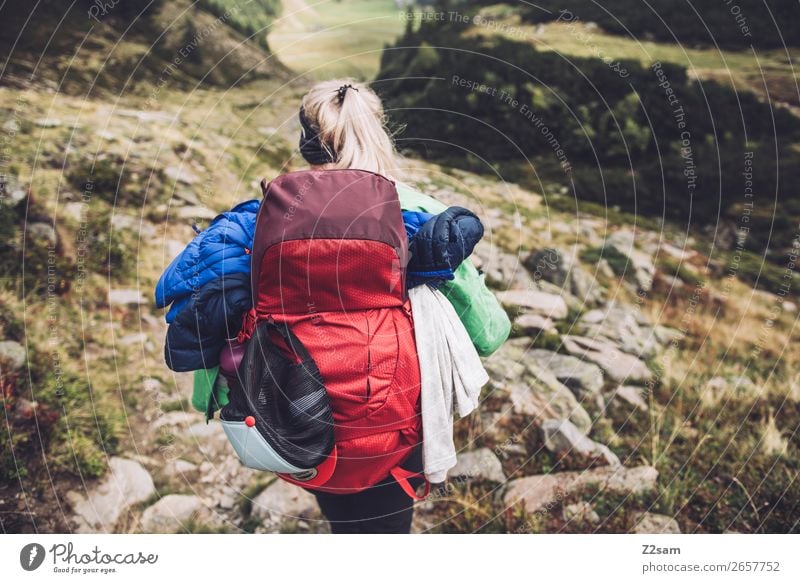 Junge Frau beim Wandern | E5 Freizeit & Hobby Ferien & Urlaub & Reisen Abenteuer Expedition wandern Jugendliche 18-30 Jahre Erwachsene 30-45 Jahre Natur