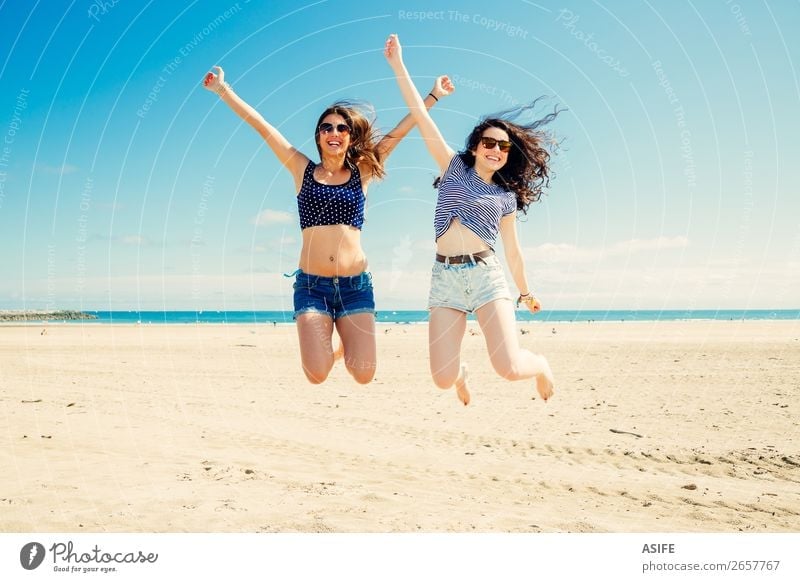 Glucklich Und Lustig Madchen Freunde Springen Am Strand Einige Unscharfe Auf Beine Beacuse Der Bewegung Ein Lizenzfreies Stock Foto Von Photocase