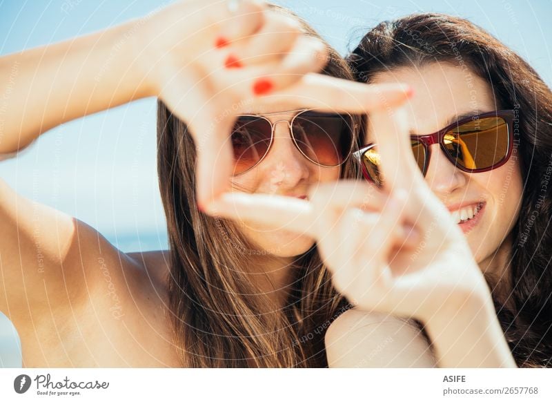 Freundinnen beim Einrahmen mit den Händen Lifestyle Freude Glück schön Ferien & Urlaub & Reisen Tourismus Sommer Strand Meer Frau Erwachsene Freundschaft Hand