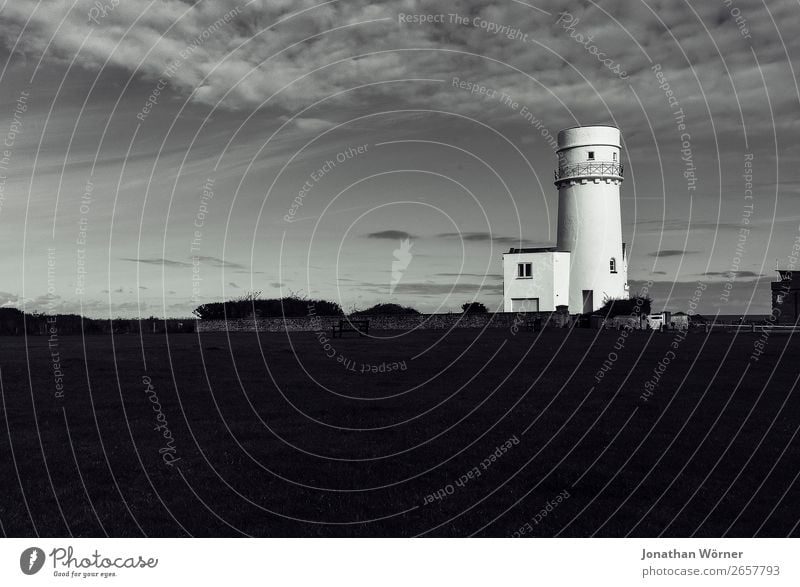 Lighthouse Natur Wetter Wiese Hafenstadt Menschenleer Turm Leuchtturm grau schwarz weiß Schwarzweißfoto Außenaufnahme Abend Low Key
