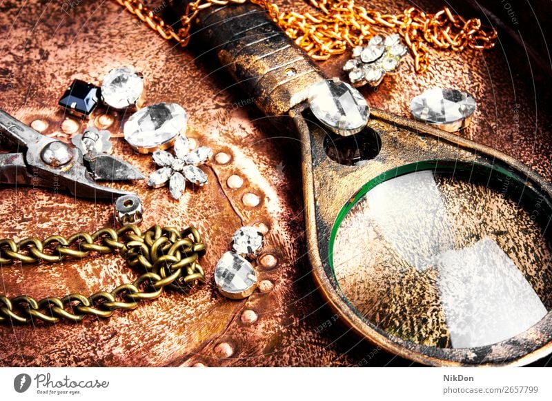 Herstellung von handgemachtem Schmuck anketten Handwerk Halskette gold Metall Silber Mode Juwel Stein Wulst Diamant retro Reichtum handgefertigt Schmuckanhänger