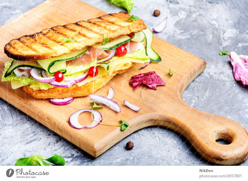 Sandwiches auf Schneidebrett Lebensmittel Brot Belegtes Brot Salat Snack Abendessen Gemüse Frühstück Fleisch Salatbeilage Gesundheit Schinken grün Zuprosten