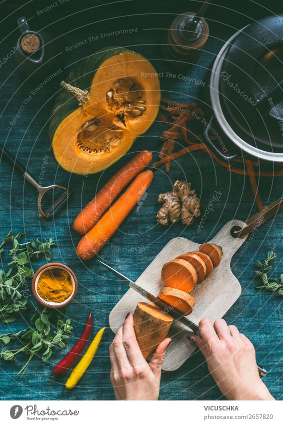Hände kochen oranges Gemüse Eintopfgericht Lebensmittel Suppe Ernährung Geschirr Topf Messer Stil Design Gesundheit Gesunde Ernährung Häusliches Leben Chili