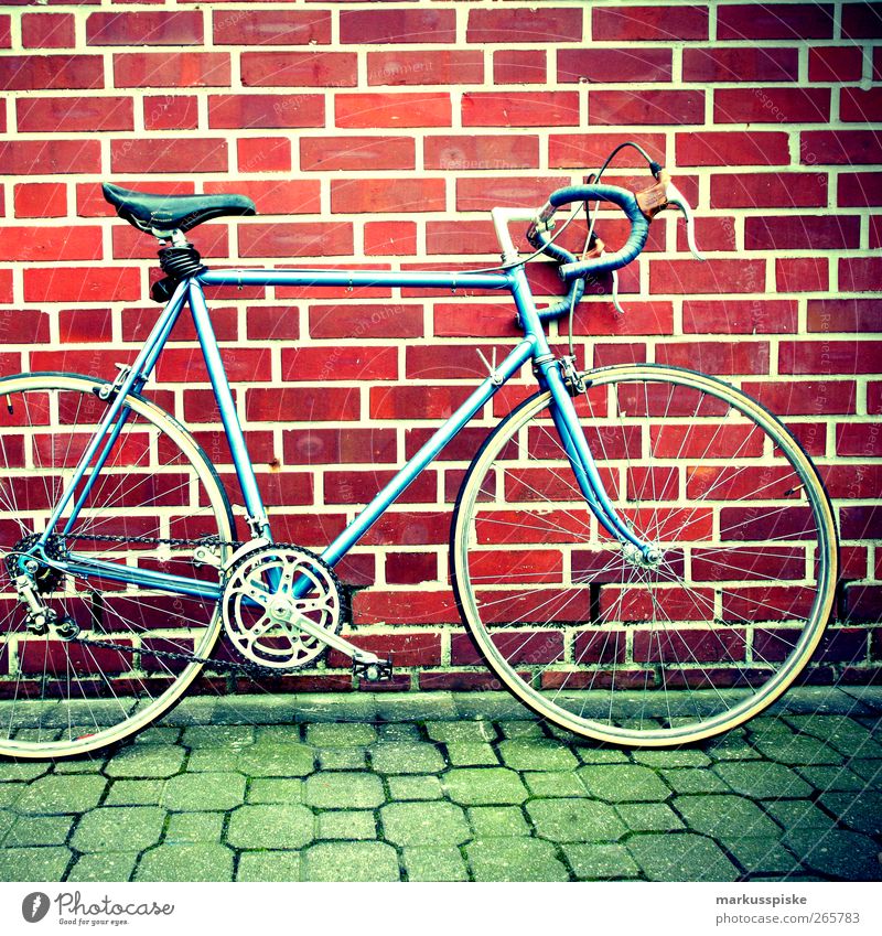urbane mobilität - biciclette chesini Fahrrad retro Retro-Farben Retro-Trash Verkehrsmittel Rennrad Backsteinwand Bildausschnitt Anschnitt Objektfotografie