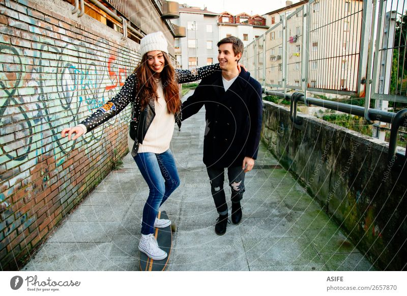 Lustiges Paar lernt Schlittschuhlaufen Lifestyle Stil Freude Glück schön Winter Sport Schule Frau Erwachsene Mann Jugendliche Kultur Herbst Straße Mode Hut